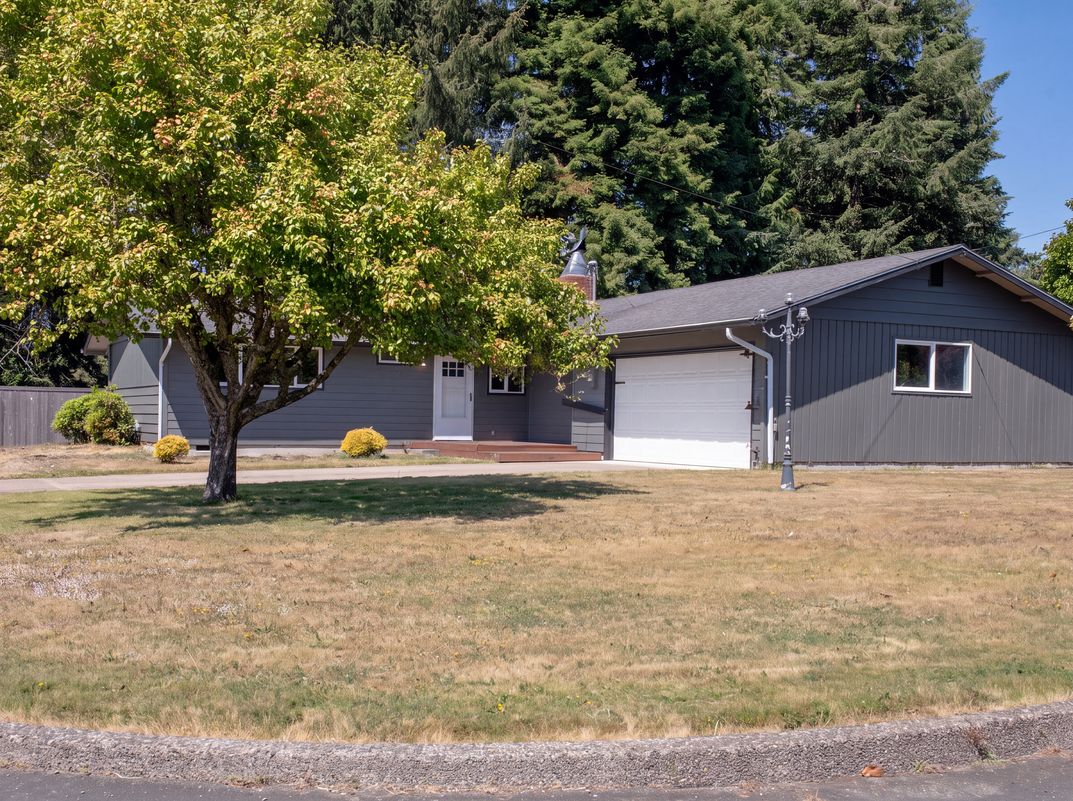 Photo 20 of 24 of 3010 Country Club Dr, Reedsport, OR