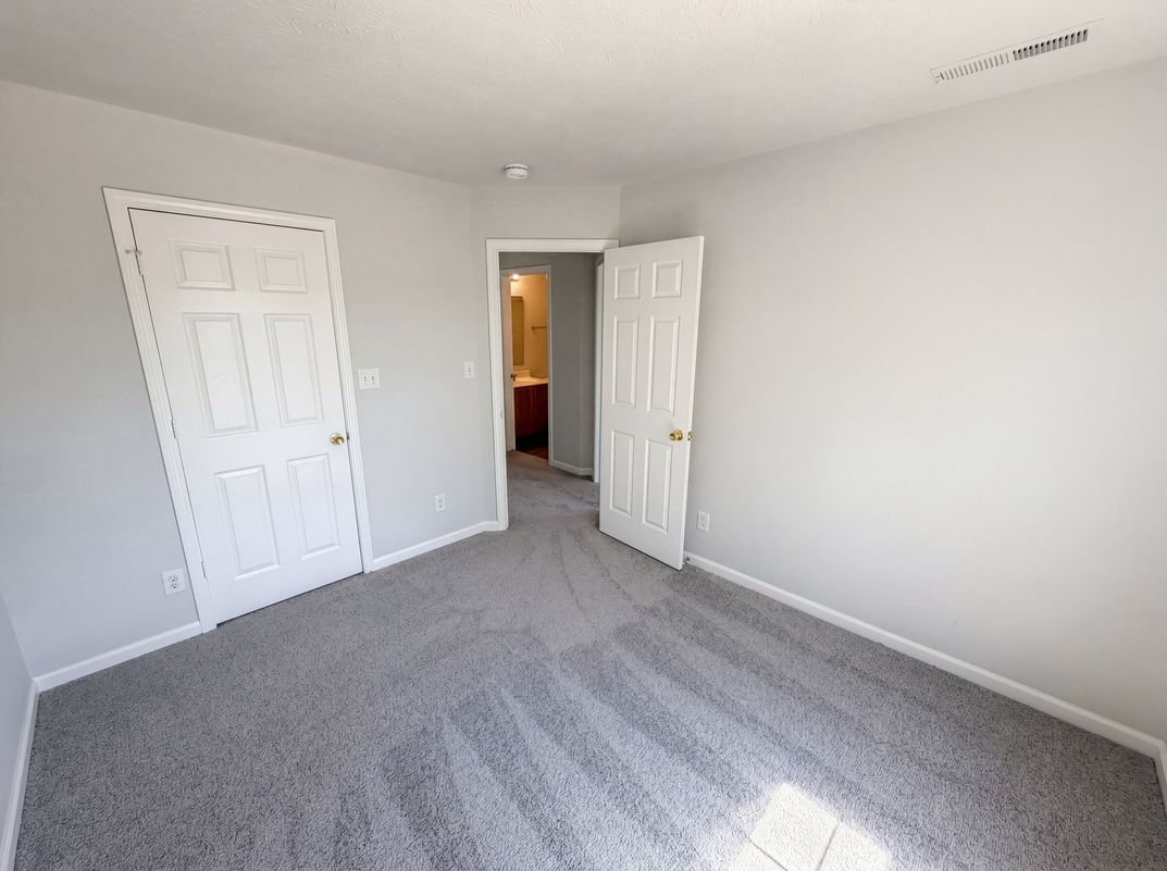 Photo 12 of 22 of 4322 Rhapsody Ln, Indianapolis, IN