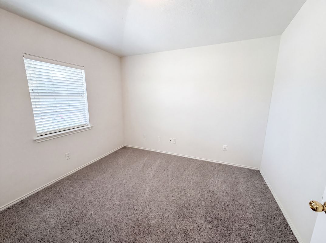 Photo 11 of 21 of 109 Eagle Dr, Luling, TX