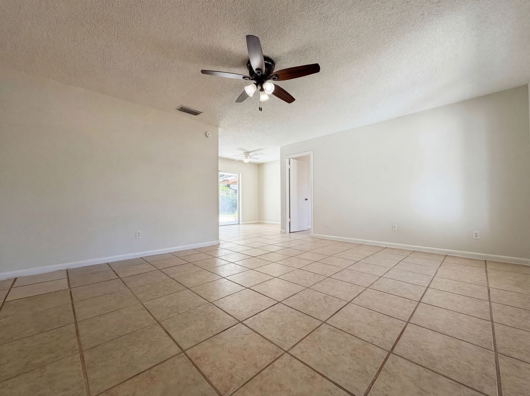 Photo 3 of 24 of 909 Winchester Ct, Brandon, FL