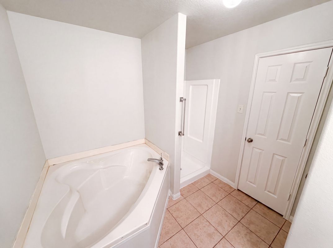 Photo 13 of 19 of 907 Amaryllis Rd, Baytown, TX