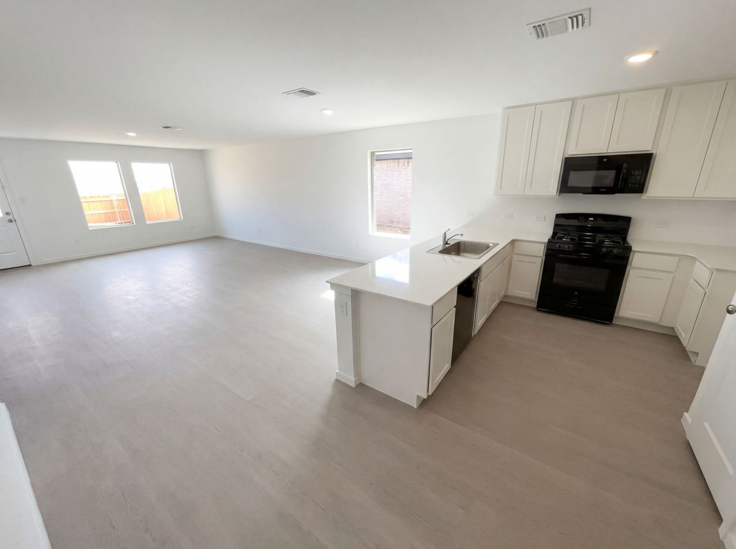 Photo 2 of 17 of 3720 Los Cabos Dr, Mustang, OK