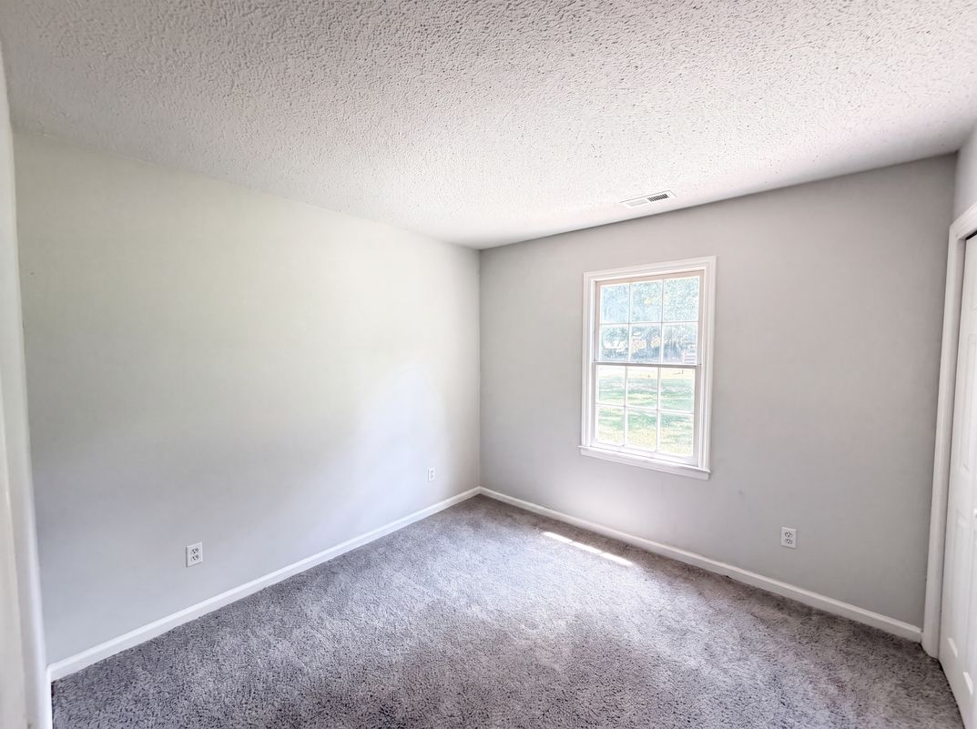 Photo 9 of 16 of 6912 Fieldlark Ln, Charlotte, NC