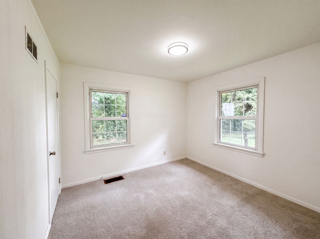 Photo 4 of 21 of 925 Woodcrest Ln, Hazelwood, MO