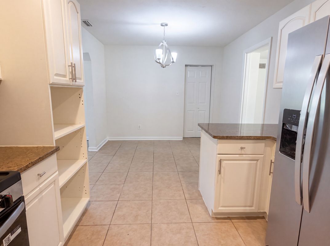 Photo 8 of 21 of 5928 Lake Ridge Ave, Jacksonville, FL