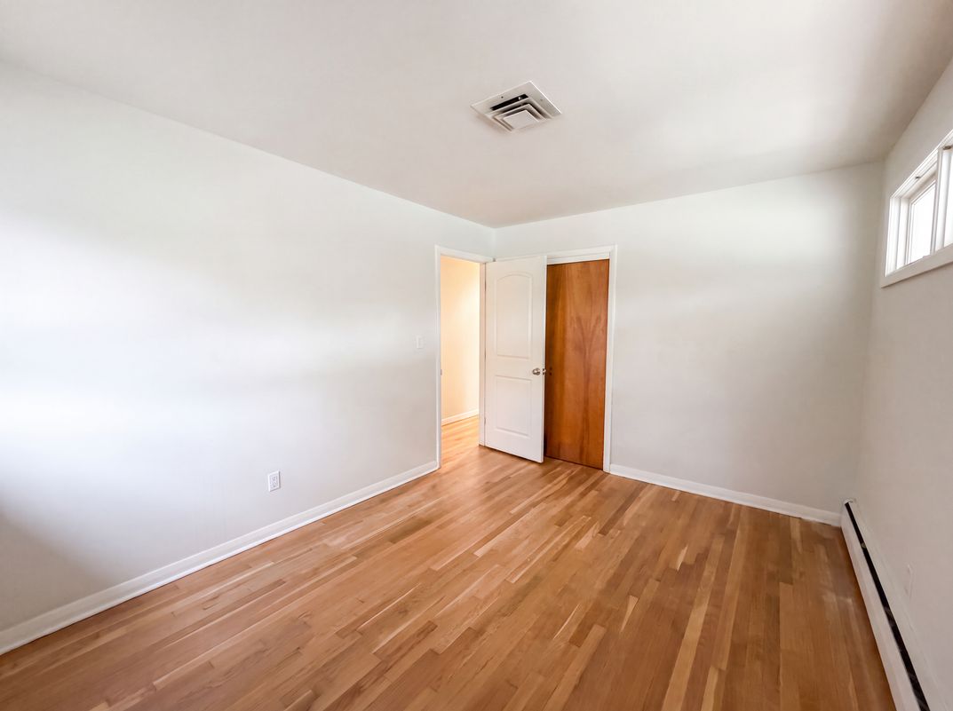 Photo 4 of 23 of 35 Dapp Ct, Elmwood Park, NJ