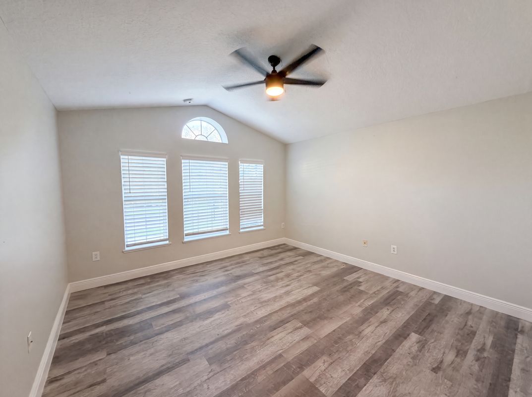 Photo 11 of 25 of 106 Cabrillo Dr, Groveland, FL