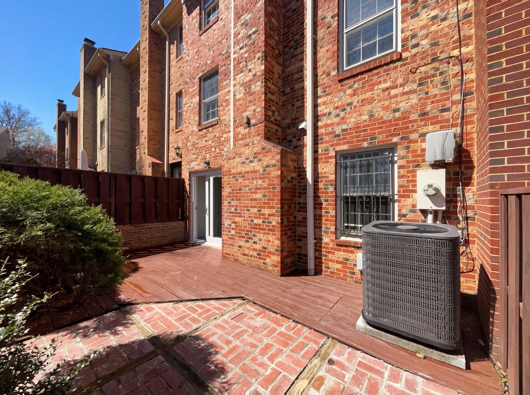 Photo 5 of 44 of 645 N Armistead St, Alexandria, VA