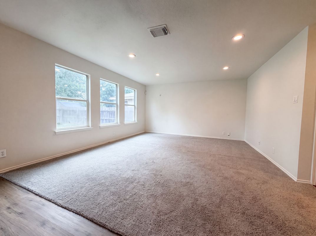 Photo 3 of 18 of 2648 Hunt St, New Braunfels, TX