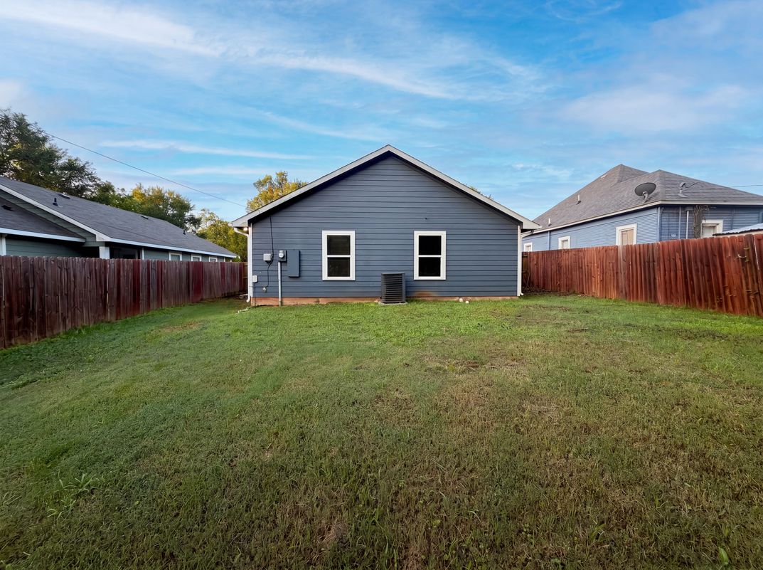 Photo 5 of 20 of 709 W Hull St, Denison, TX