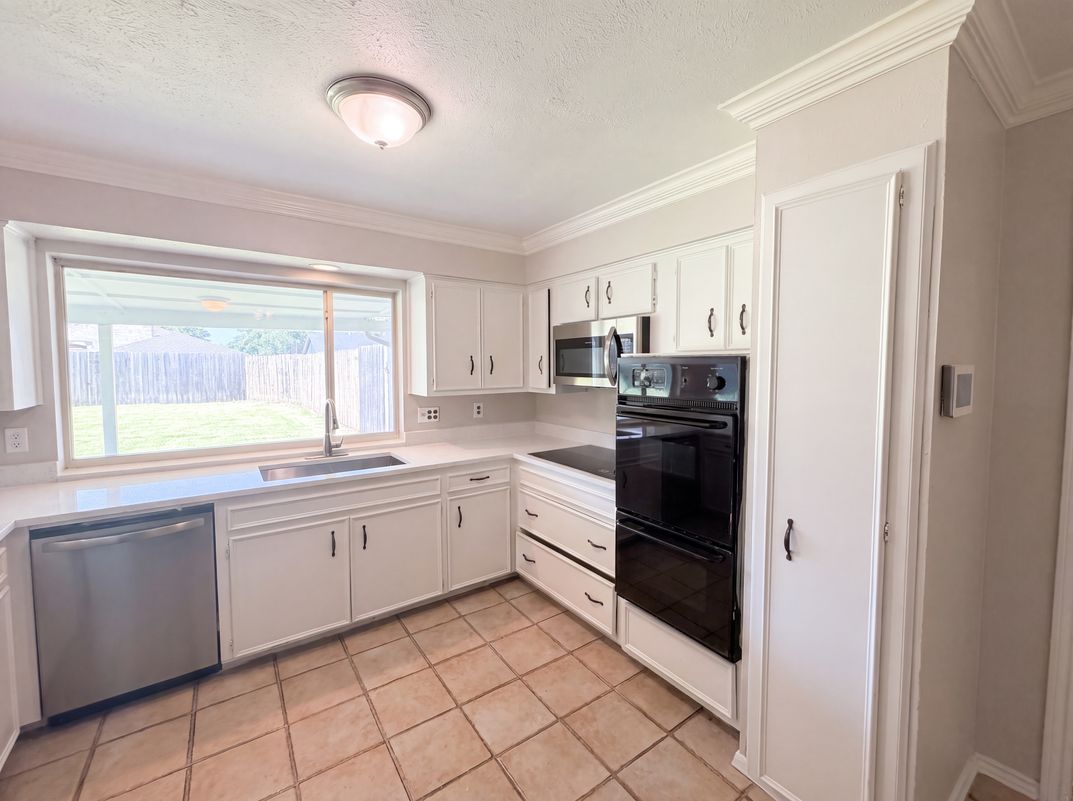 Photo 7 of 22 of 1618 Woodcrest Ln, Carrollton, TX