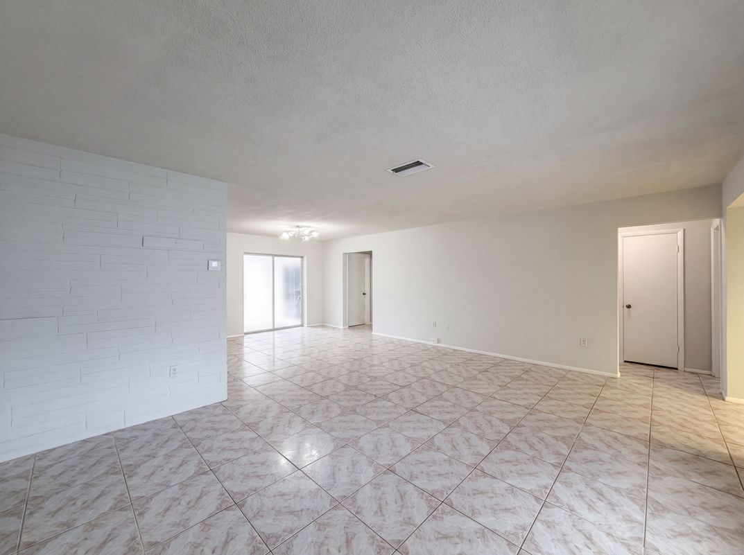 Photo 7 of 25 of 7141 Harbour Blvd, Miramar, FL