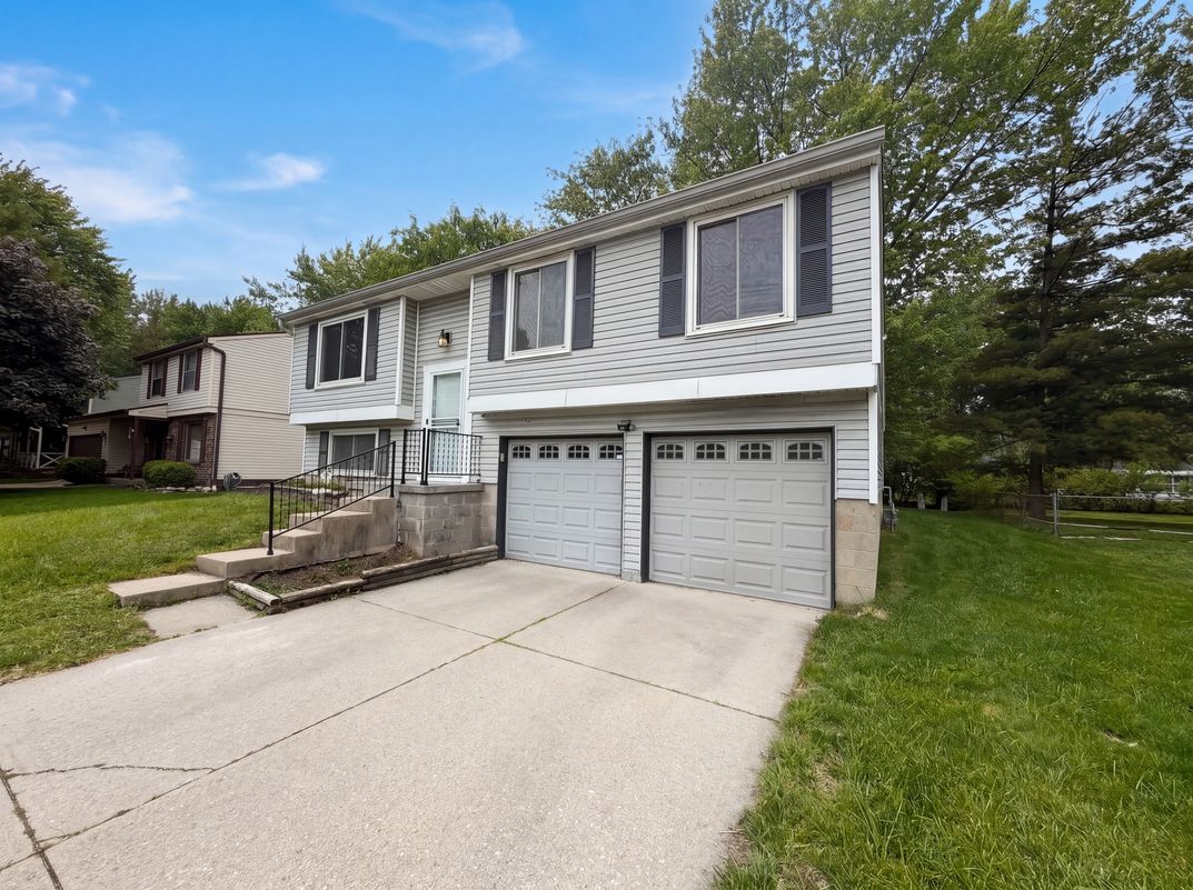 Photo 15 of 18 of 918 Bremerton Dr, Indianapolis, IN