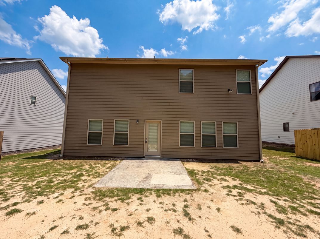 Photo 5 of 34 of 821 Walnut Woods Dr, Braselton, GA