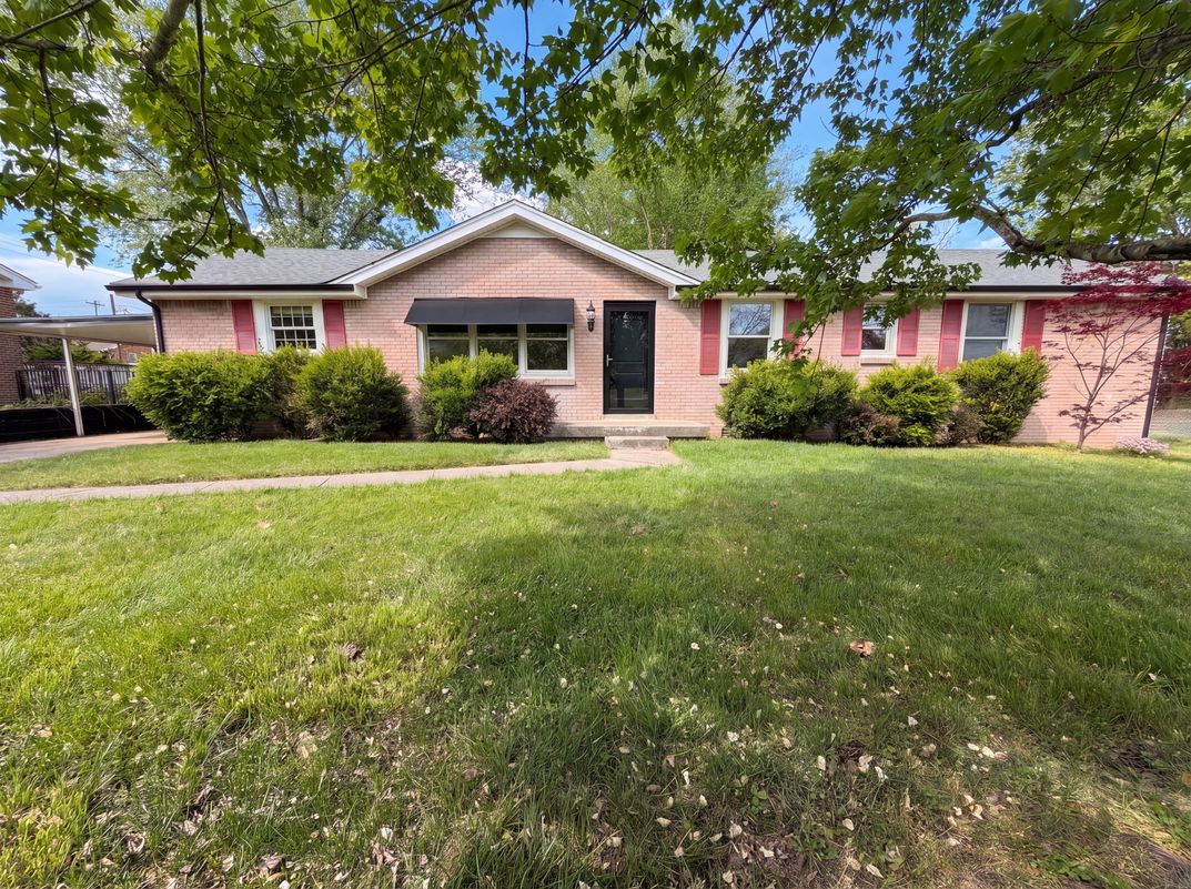 Property photo 1 of 242 Kingswood Dr