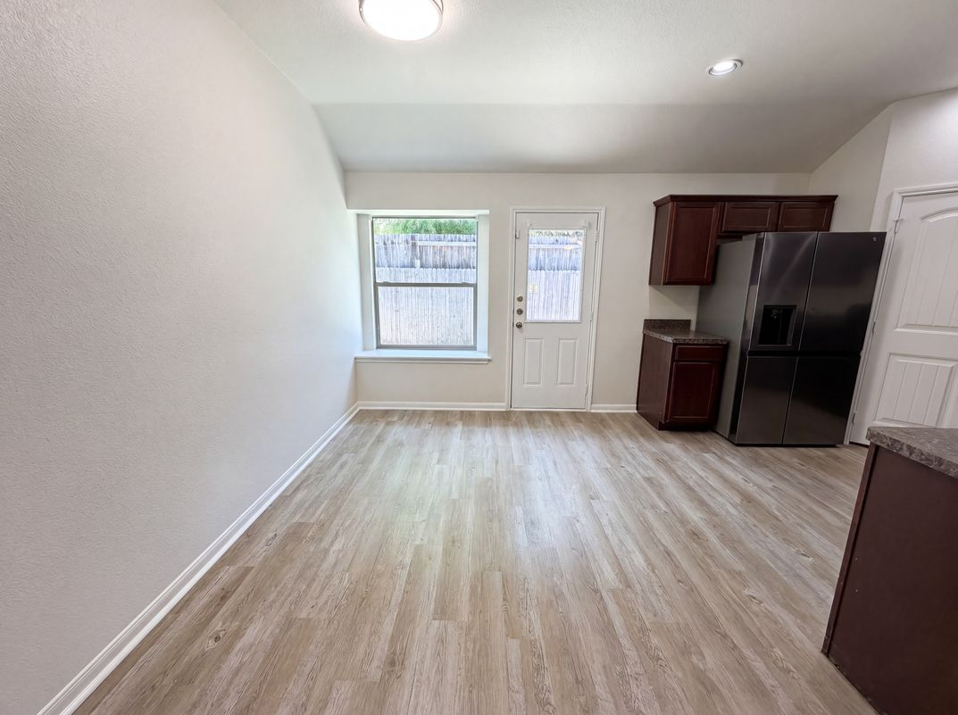 Photo 7 of 18 of 2824 Saint Bernard Dr, Dallas, TX