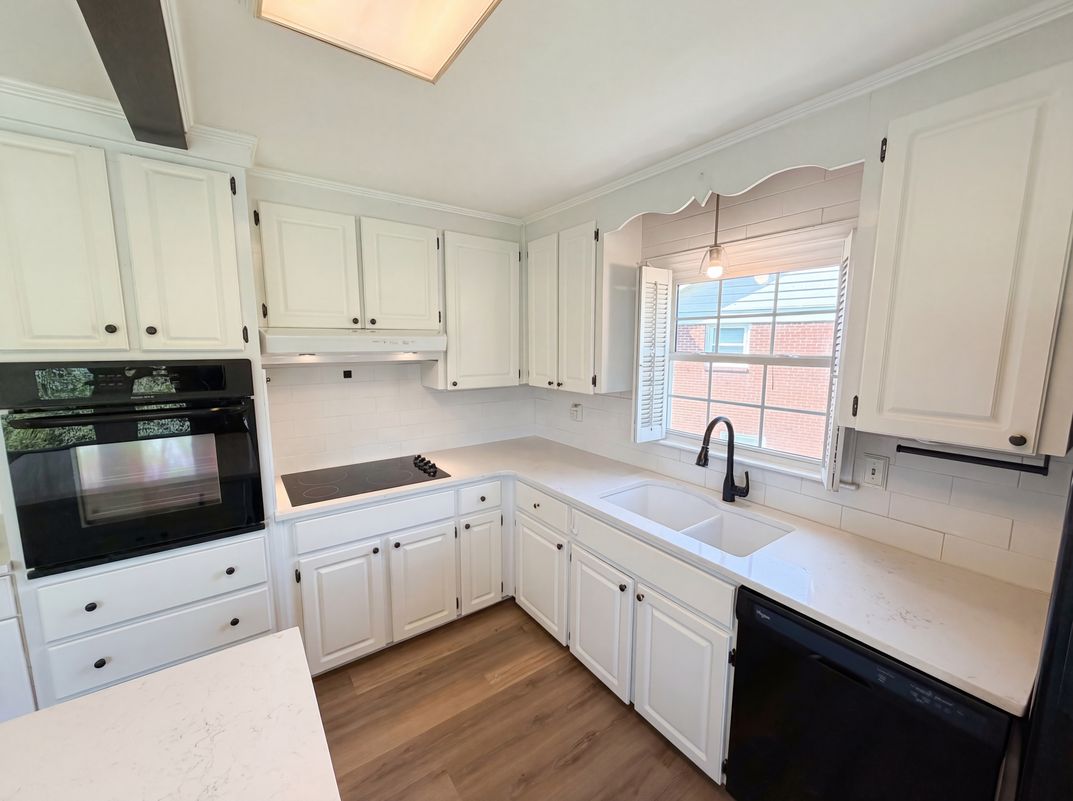 Photo 6 of 24 of 6621 Starcrest Dr, Charlotte, NC