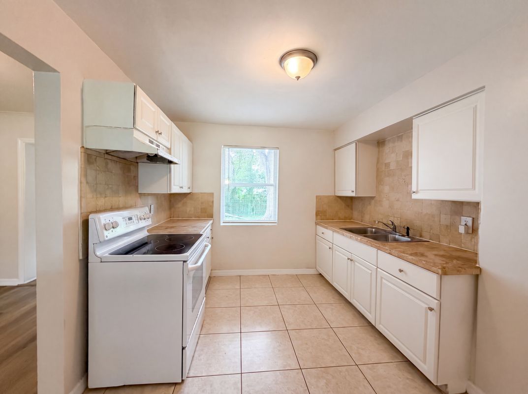 Photo 2 of 20 of 3740 Ballejo Ct W, Jacksonville, FL