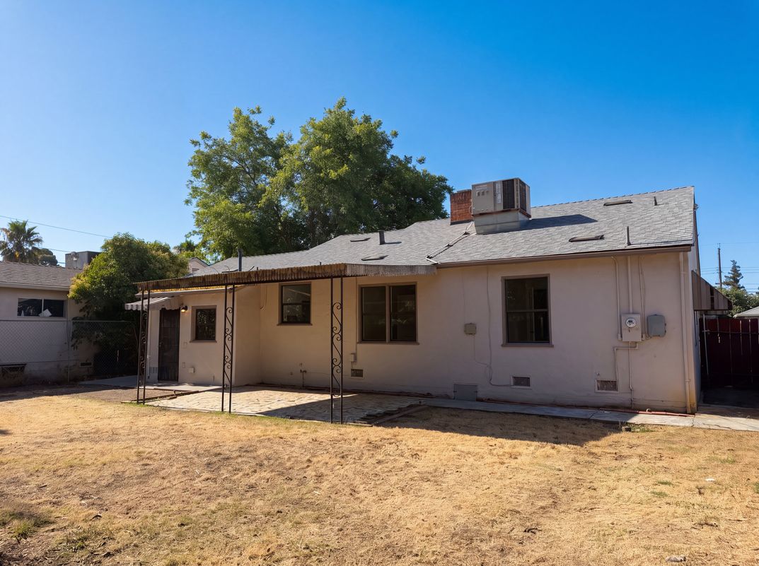 Photo 5 of 41 of 4601 Summit Way, Sacramento, CA