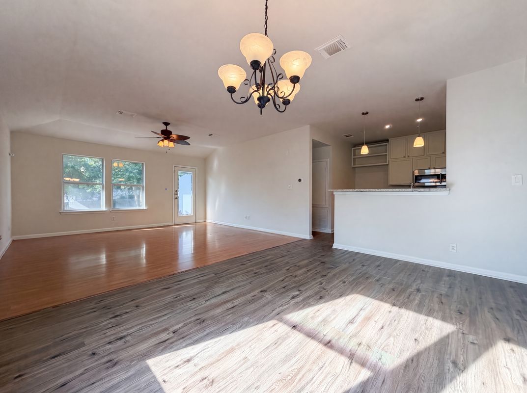 Photo 3 of 16 of 1620 Sunview Cir, New Braunfels, TX