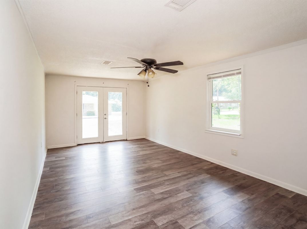 Photo 10 of 41 of 733 Sutton St, Jesup, GA