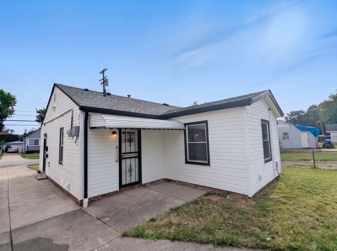 Photo 5 of 19 of 12722 Emery Ave, Cleveland, OH