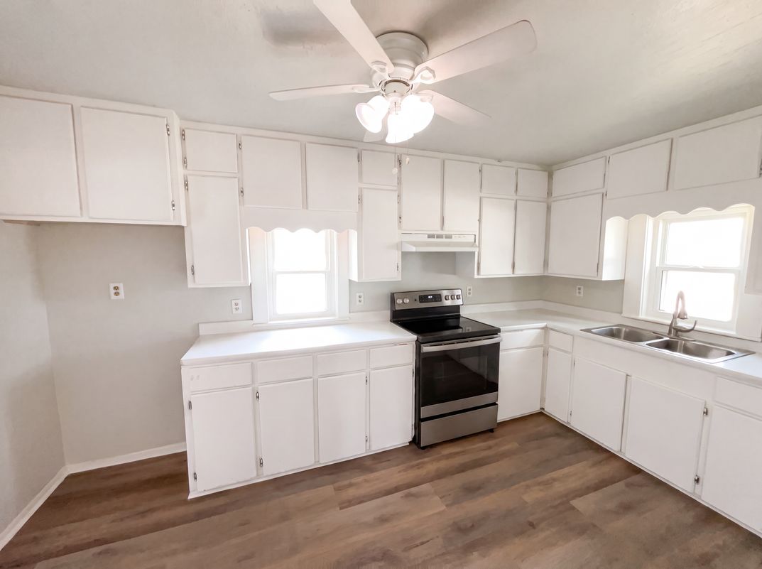 Photo 8 of 17 of 725 Kelly St, Poteet, TX