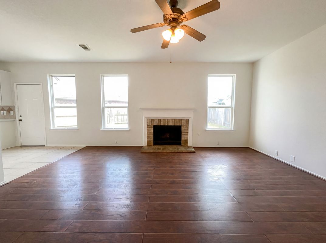Photo 12 of 22 of 11919 Leaf Oak Dr, Houston, TX