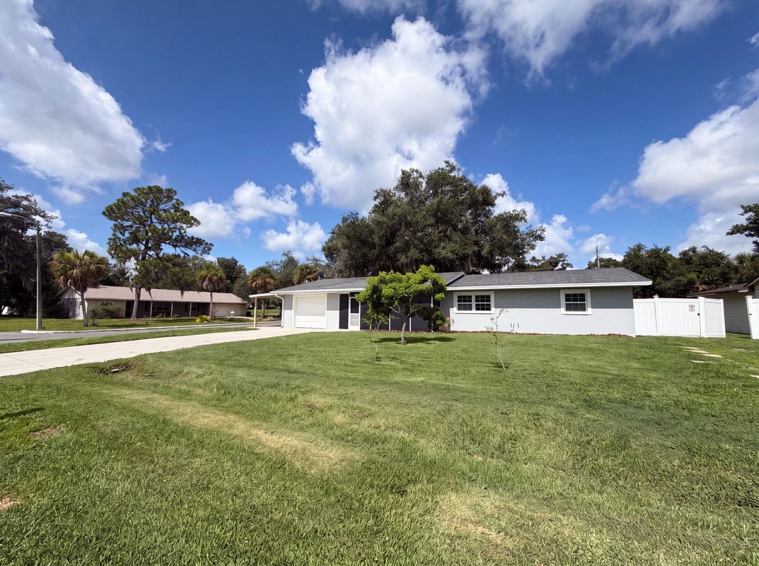 Photo 15 of 18 of 1823 Lori Ln W, Lakeland, FL