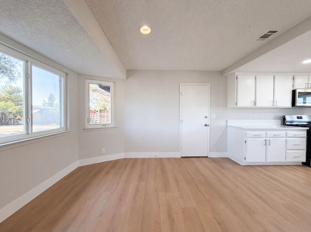 Photo 8 of 21 of 40733 176th St E, Lancaster, CA