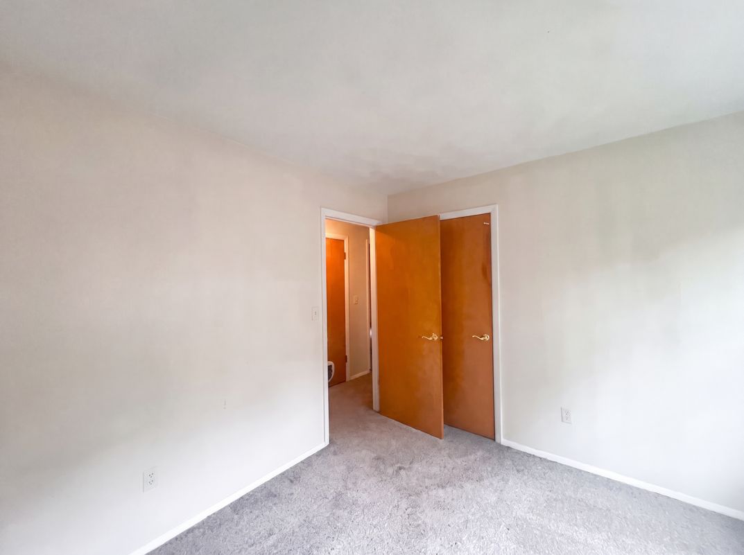 Photo 10 of 16 of 912 Hollycrest Dr, Champaign, IL