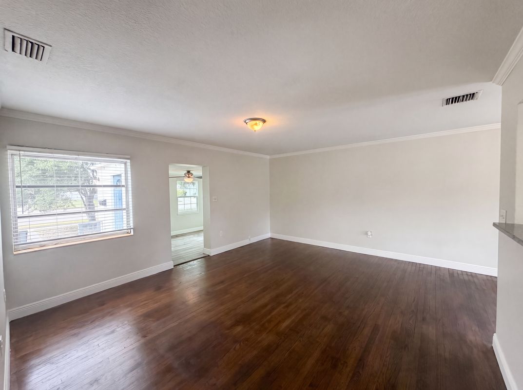 Photo 11 of 32 of 6129 5th Ave N, Saint Petersburg, FL