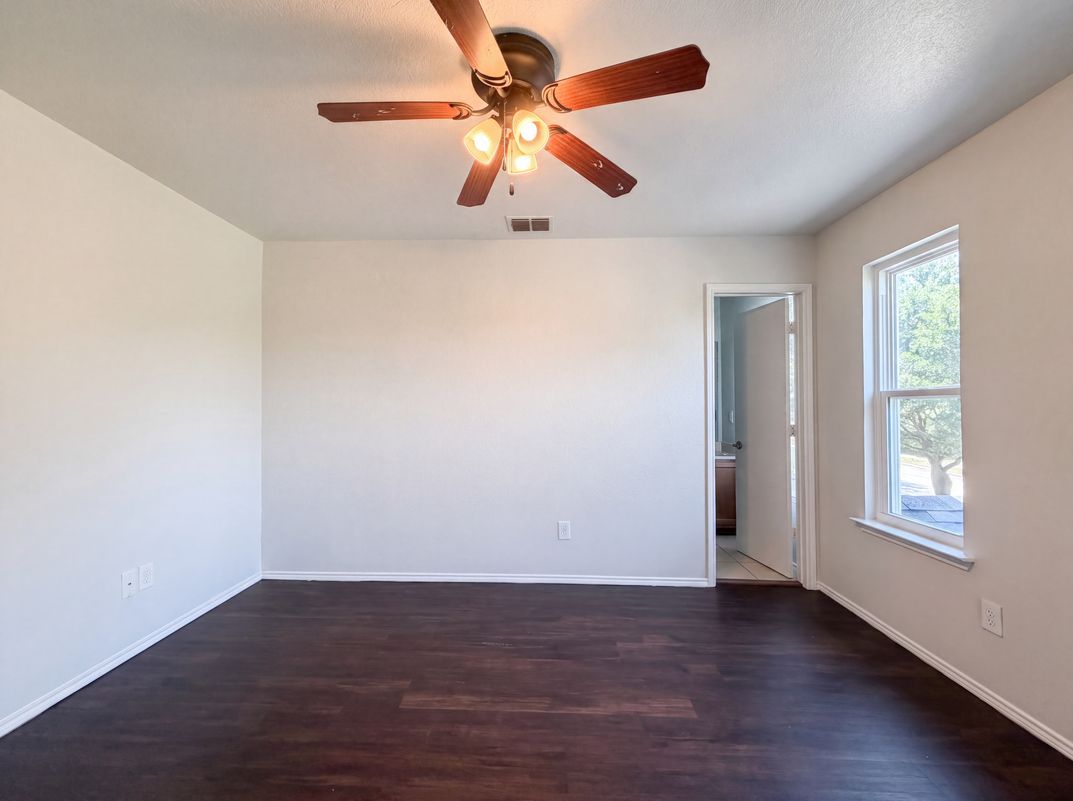 Photo 4 of 17 of 825 Village Point Ln, Fort Worth, TX