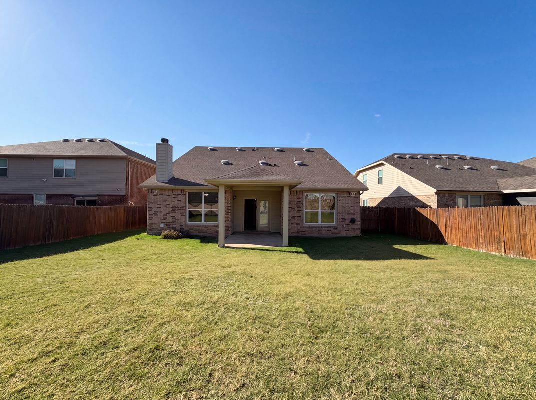 Photo 5 of 23 of 1411 Niagara Falls Ct, Arlington, TX