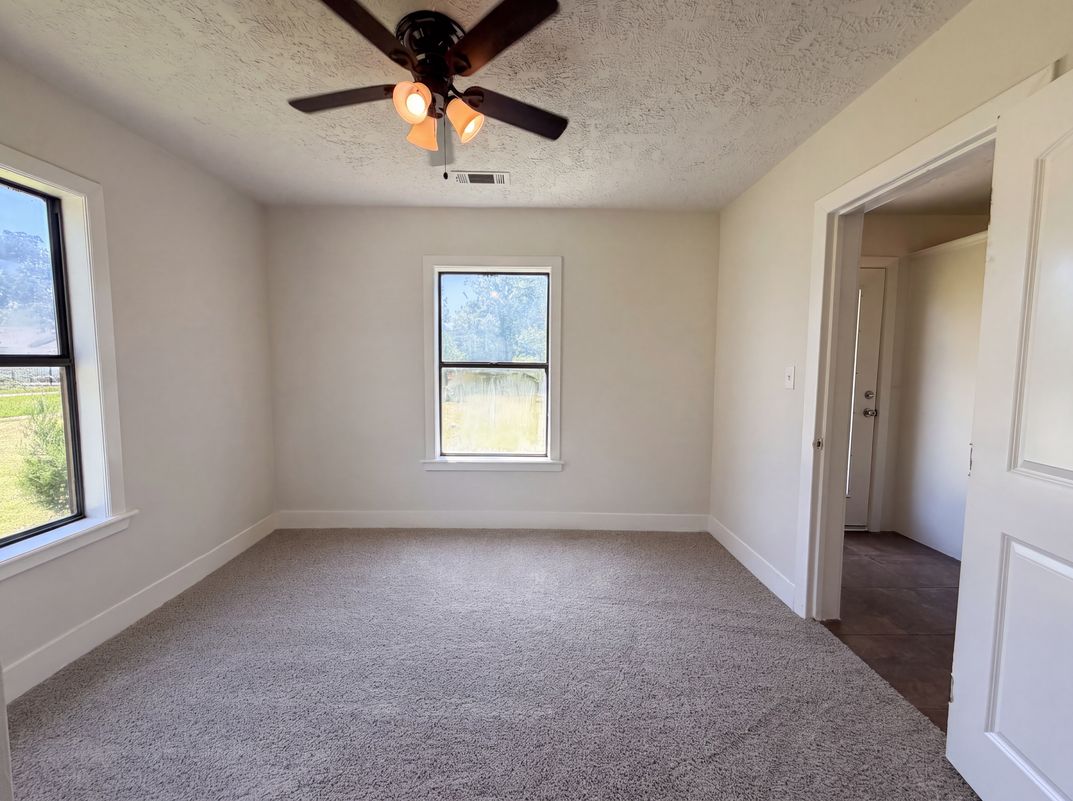 Photo 12 of 16 of 415 Mallie St, Conroe, TX