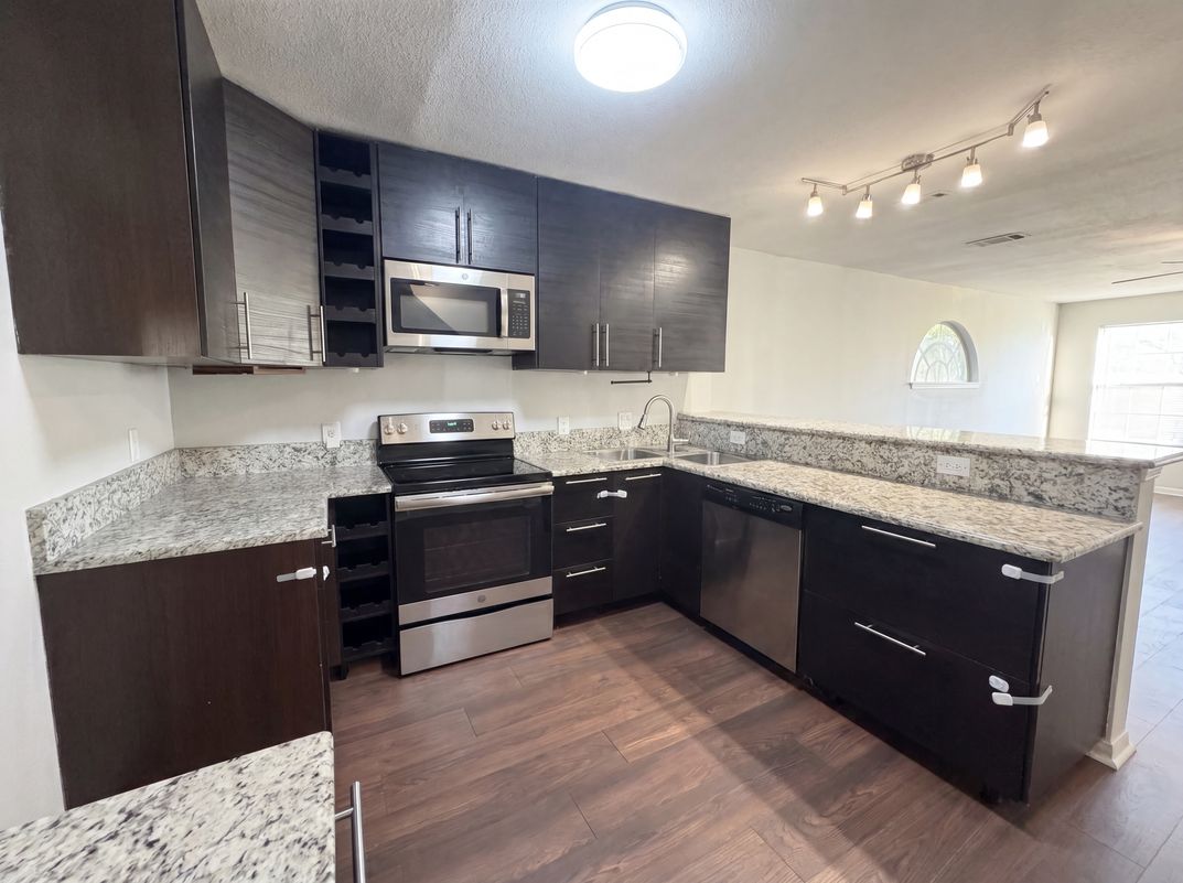 Photo 6 of 17 of 4526 S Horseshoe Trl, The Colony, TX