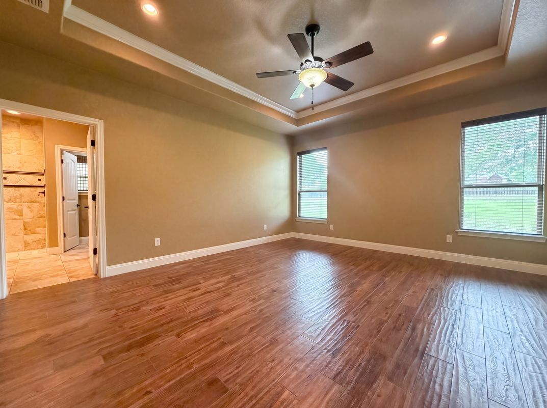 Photo 4 of 16 of 105 E Eden Vly, Adkins, TX