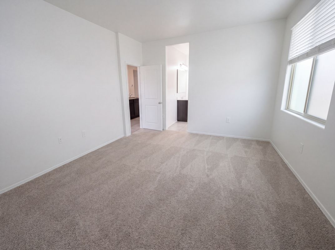 Photo 4 of 20 of 18616 W Desert Hollow Dr, Wittmann, AZ
