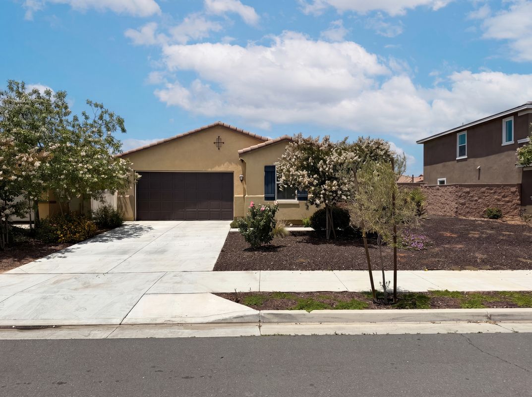 Property photo 1 of 2460 Fernwood Ln