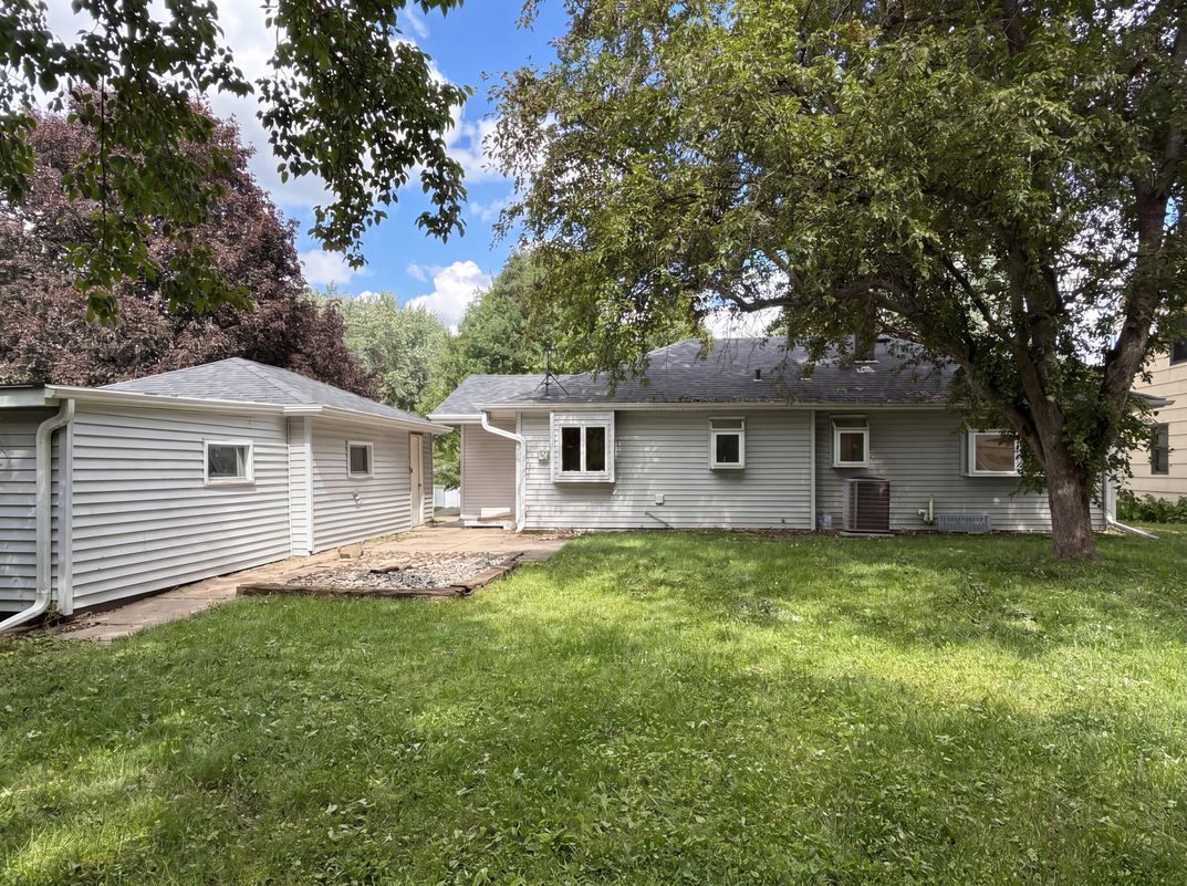 Photo 5 of 27 of 2591 Aldine St, Roseville, MN