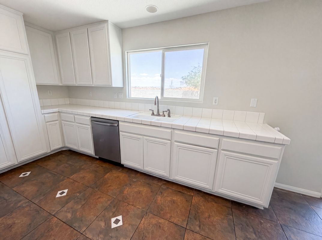 Photo 8 of 28 of 13185 Great Falls Ave, Victorville, CA