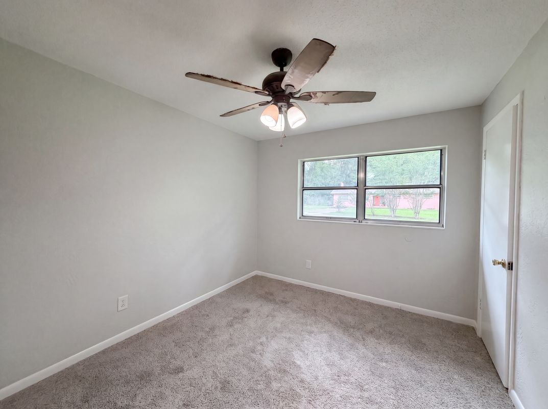 Photo 4 of 22 of 2410 NE 3rd Ave, Ocala, FL