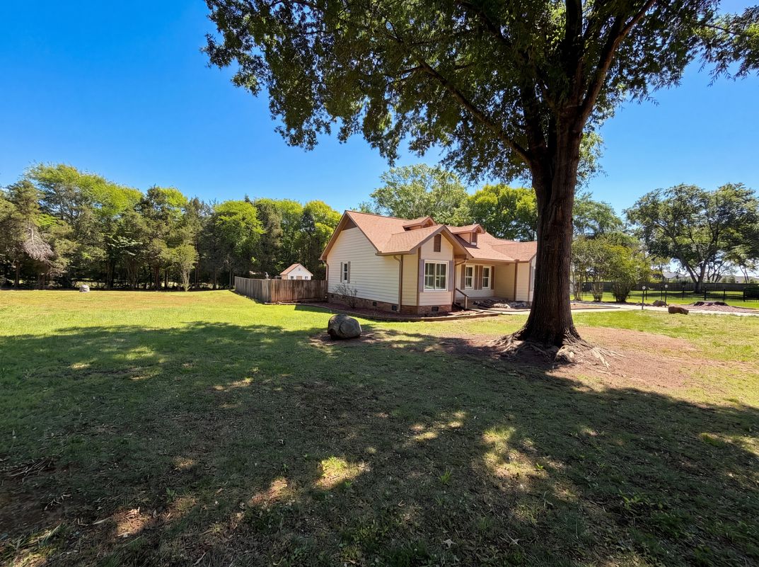 Photo 6 of 29 of 8400 Chestnut Oak Ct, Harrisburg, NC