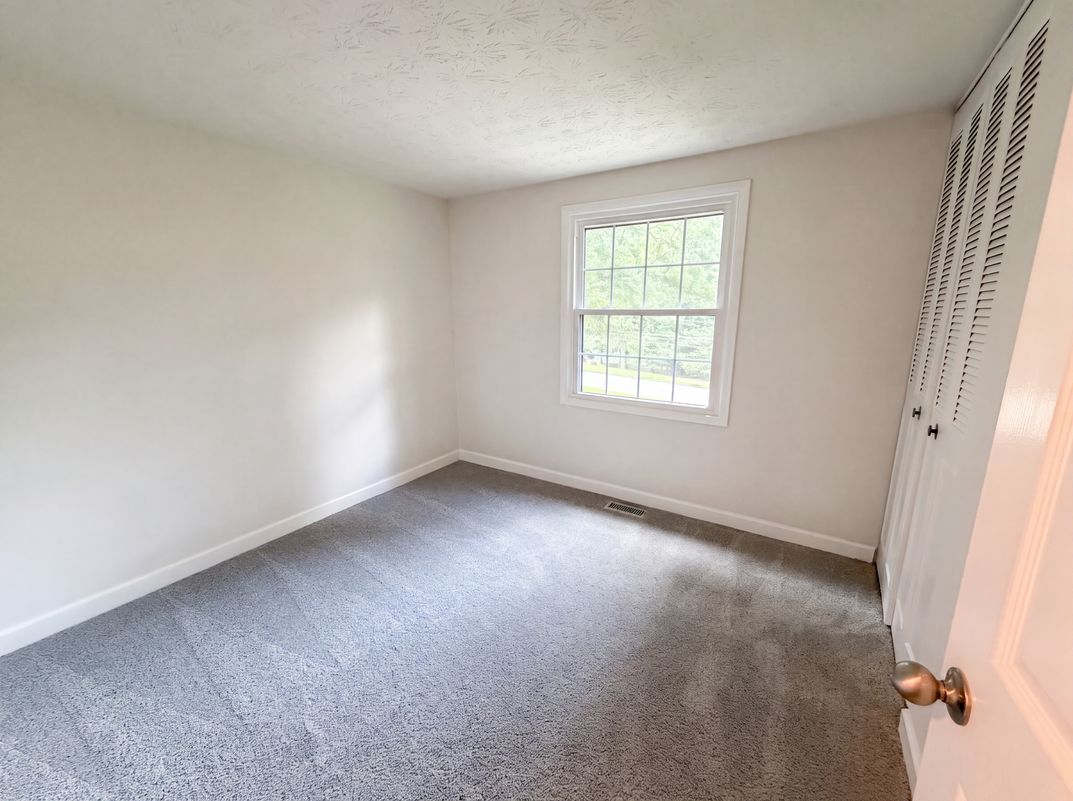Photo 4 of 24 of 1346 Fairfield Dr SW, Lilburn, GA