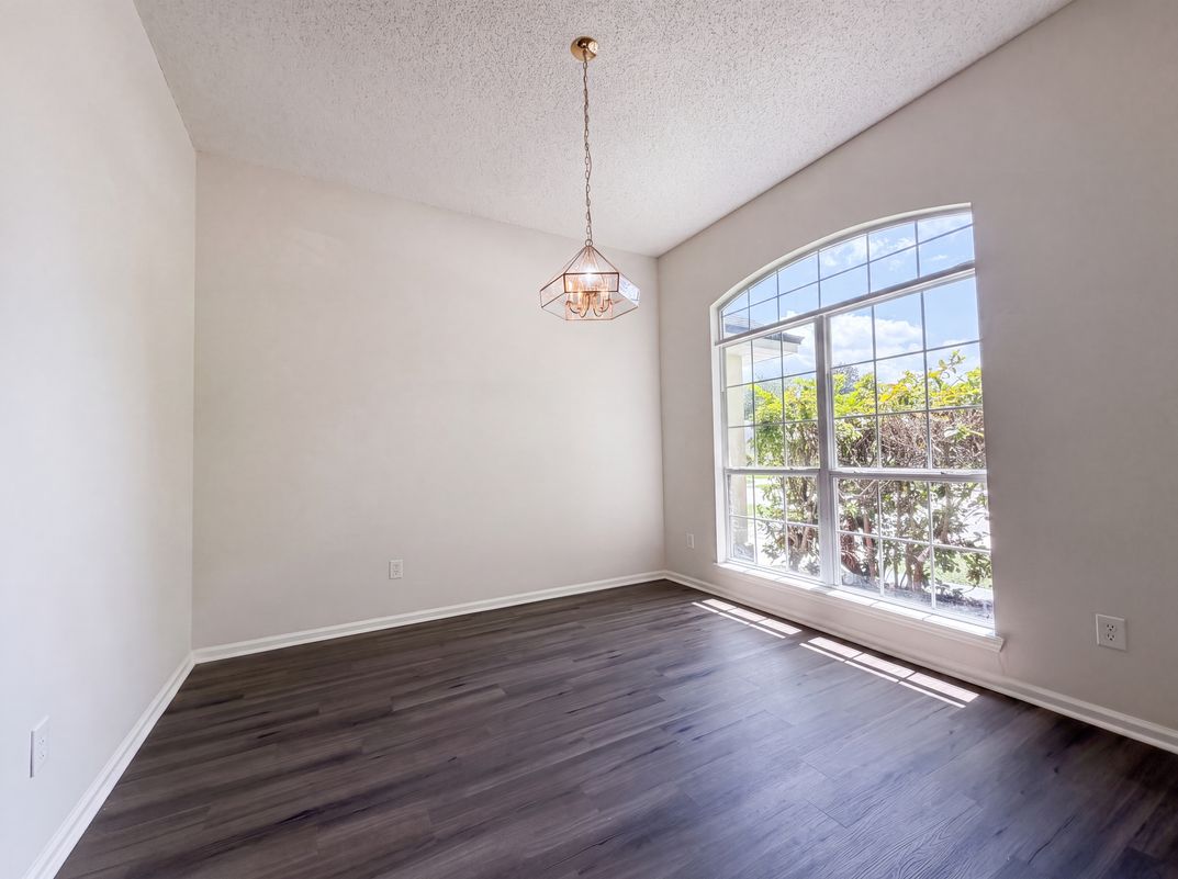 Photo 8 of 23 of 8436 Staplehurst Dr W, Jacksonville, FL