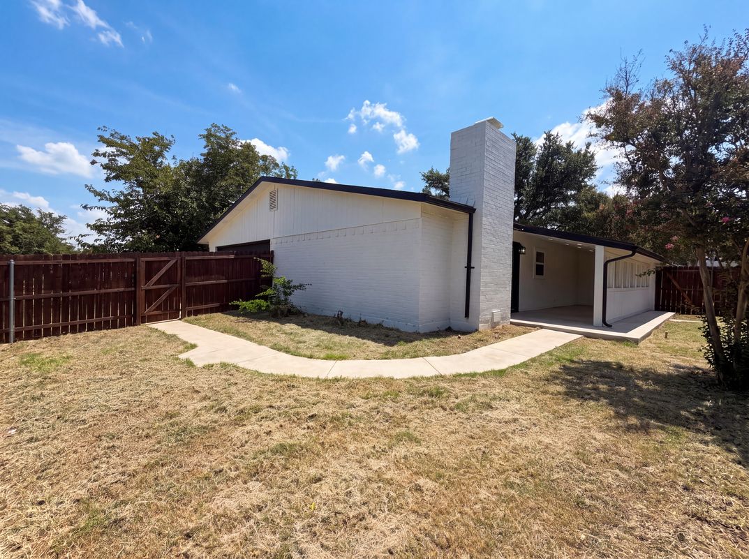 Photo 5 of 21 of 3111 Windsor Rd, Carrollton, TX