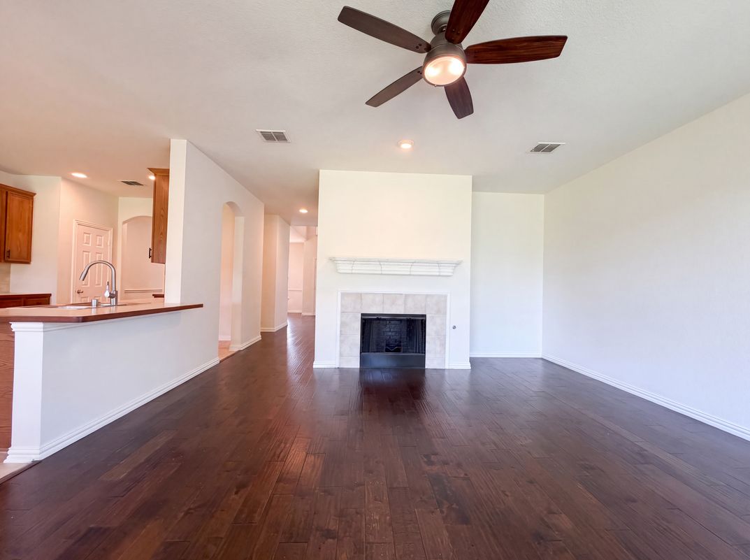 Photo 7 of 24 of 1420 Fleetwood Cove Dr, Grand Prairie, TX