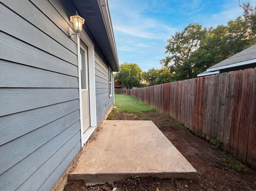 Photo 17 of 20 of 709 W Hull St, Denison, TX