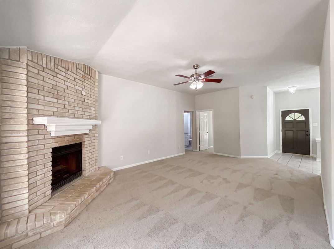Photo 3 of 16 of 4911 Creek Shadows Dr, Kingwood, TX
