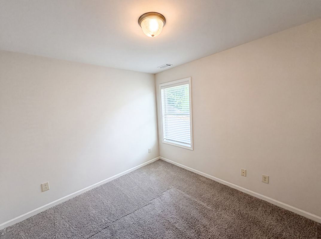 Photo 12 of 34 of 821 Walnut Woods Dr, Braselton, GA
